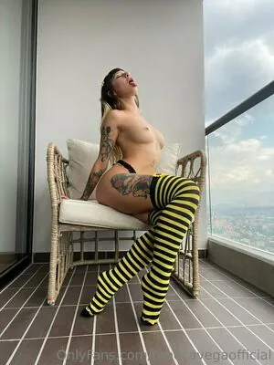 rebecavegaofficial