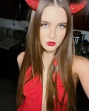 Savannah Clarke content