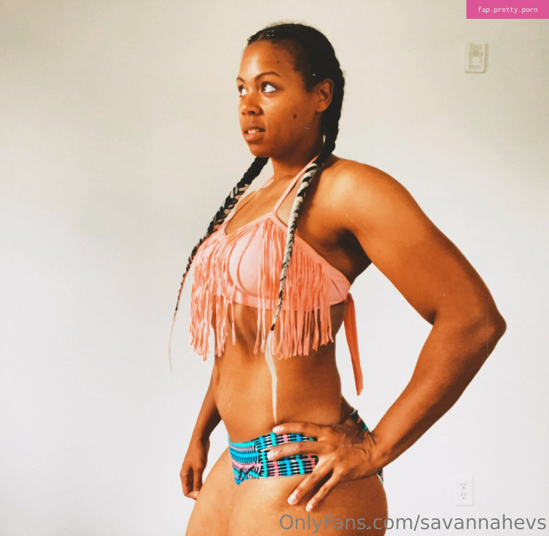 Savannah Evans - Photo #01