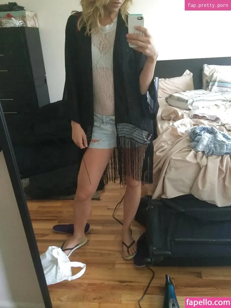 Symphony Howlett - Photo #06