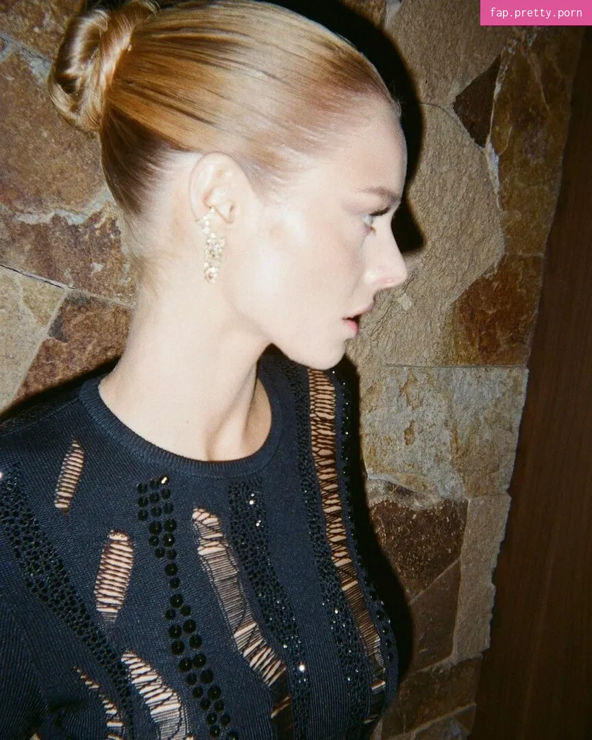 Samara Weaving - Photo #05