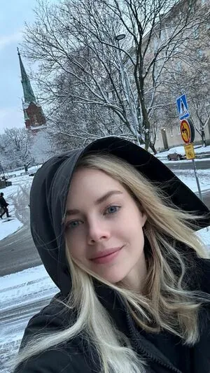 Samara Weaving content