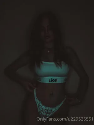 vicky_de_levine content