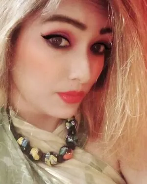 Zoya Rathore content